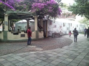 Foto da edificação na praça