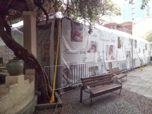 Fotos da edificação na praça