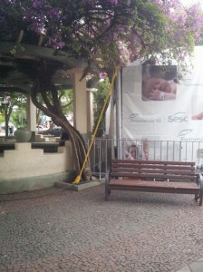 Foto da edificação na praça