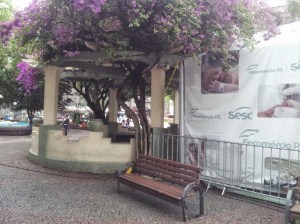 Foto da edificação na praça