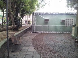 Foto da edificação na praça