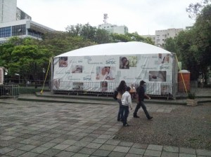 Foto da edificação na praça