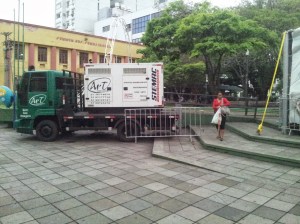 Foto da edificação na praça